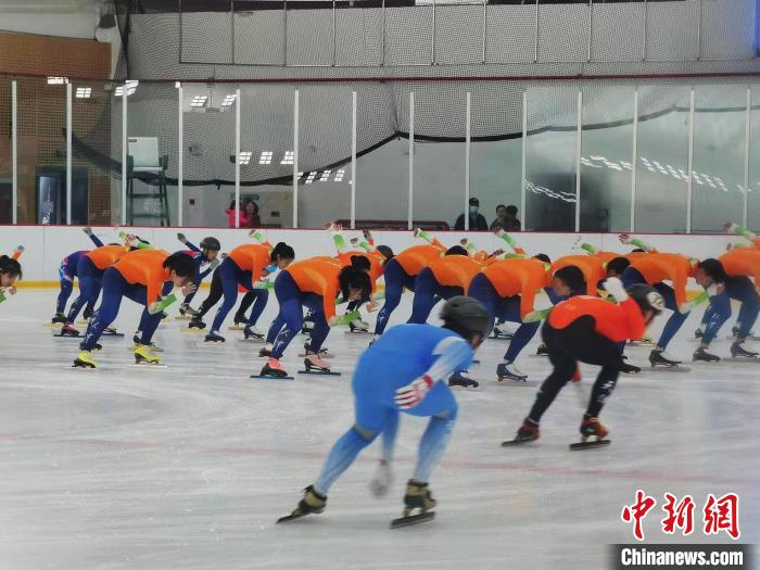 近年来,天津重点打造青少年冰雪项目各项赛事。 张少宣 摄