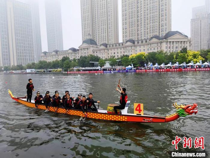 每年端午,龙舟大赛已经成为天津精品赛事,各界群众积极参与。 张少宣 摄